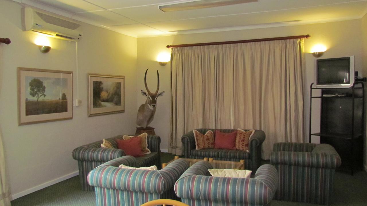 Wagon Wheel Country Lodge Бофорт-Уэст Экстерьер фото